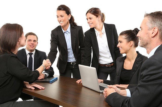 Nhân sự và sự phối hợp giữa họ trong tổ chức làm nên sự trường tồn của một doanh nghiệp (Ảnh Pixabay).